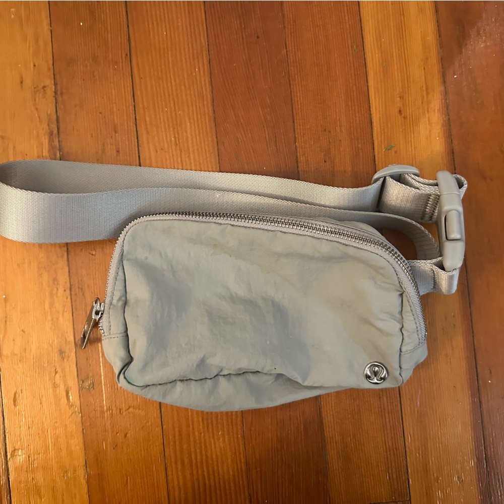 lululemon Everywhere Belt Bag in Silver Drop